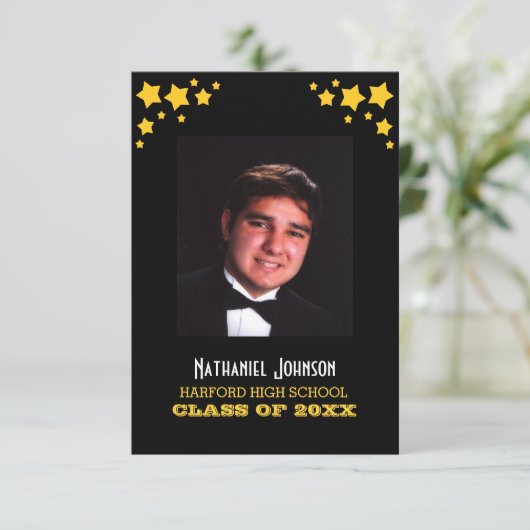 Gold Stars Zwart Afstuderen Invitation Kaart (Staand voorkant)