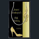 Gold Stiletto & Treble Cleft 18th Birthday Party Klein Cadeauzakje<br><div class="desc">Op maat gesneden, elegante maatstaf voor 18e verjaardag feestjes met glitz en glamour. De mooie gouden en zwarte peuten van vrouwen met een verbluffende glamoureuze bedrukte afbeeldingen neushoorn, glitter, sequins, diamanten met sierjuwelen met een glans hoge hakken, stilettos mode shoe en glitterige goudkleurige spleten op een zwarte en goudachtergrond. Chic,...</div>