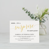 Gold Stylish Folie Script Surprise Birthday Party Folie Uitnodiging Briefkaart (Staand Voorkant)