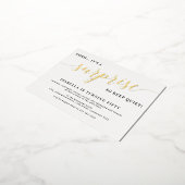 Gold Stylish Folie Script Surprise Birthday Party Folie Uitnodiging Briefkaart (Gedraaid)