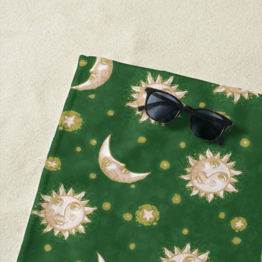 Gold Sun en Moon op Forest Green Strandlaken (In situ)