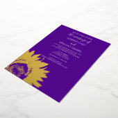 Gold Sunflower op Paarse bruiloft Folie Uitnodiging (Gedraaid)
