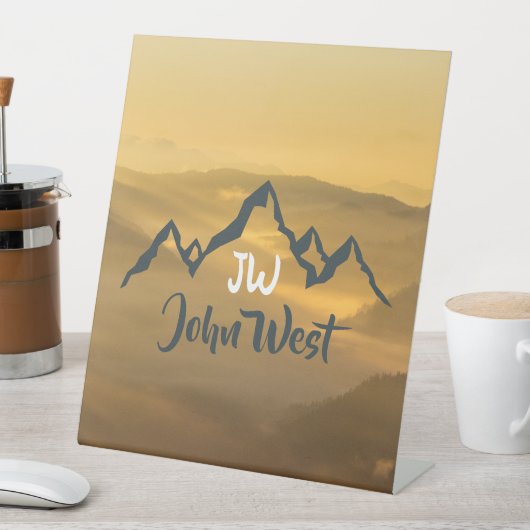 Gold sunrise personalizable mountains monogram reclamebord met voetstuk (Insitu)