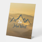 Gold sunrise personalizable mountains monogram reclamebord met voetstuk (Voorkant)