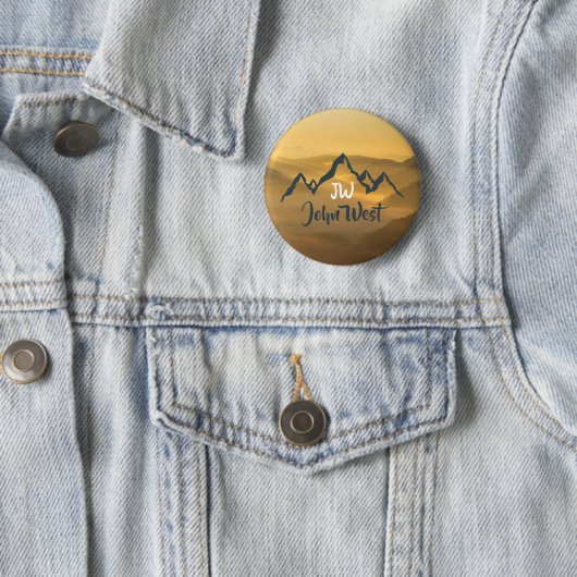 Gold sunrise personalizable mountains monogram ronde button 5,7 cm (In situ)