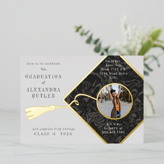 Gold Tassel Photo Script Class 2023 Afstuderen Folie Uitnodiging (Staand Voorkant)