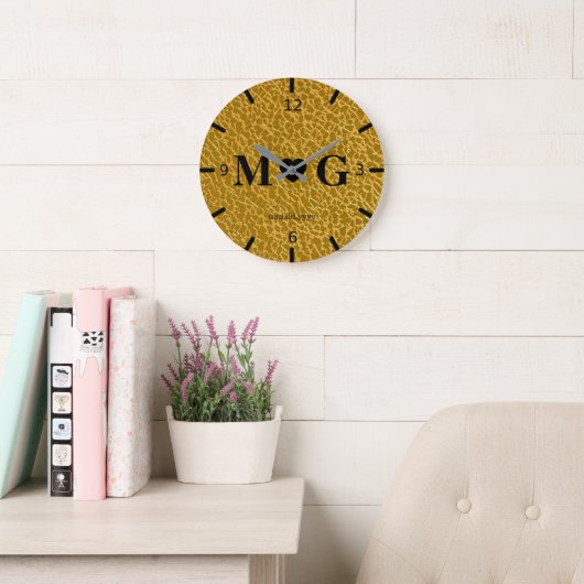 Gold Textured Monogram Wall Clock for Love Grote Klok (Leeskamer)