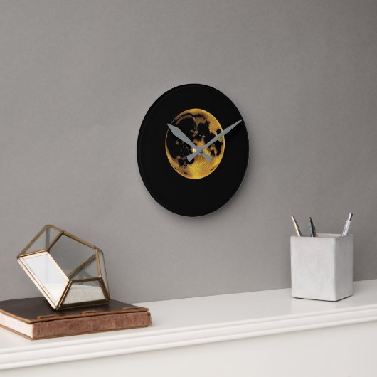 Gold textured moon on dark black ronde klok (Kantoor)