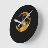 Gold textured moon on dark black ronde klok (Hoek)