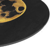 Gold textured moon on dark black snijplank (Hoek)