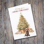 Gold Tree Chocolate Labrador Retriever Puppy Feestdagen Kaart<br><div class="desc">Op de voorkant van deze kerstkaart draagt een schattige chocoladehond Labrador Retriever een rode en witte kerstmuts en zit voor een kerstboom. De boom is gedecoreerd in goud, en bijpassende geschenkpakketten liggen eronder. In de rode en gouden tekst staat: "Ik wens u een vrolijk kerstfeest". In tekstvelden die u kunt...</div>