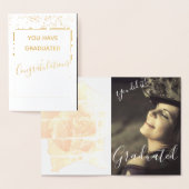 Gold Trendy Script Gefeliciteerd Foto Afstuderen Folie Kaarten (Display)