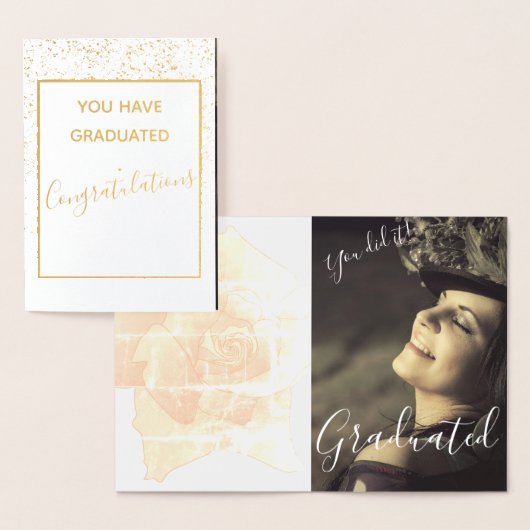 Gold Trendy Script Gefeliciteerd Foto Afstuderen Folie Kaarten (Display)