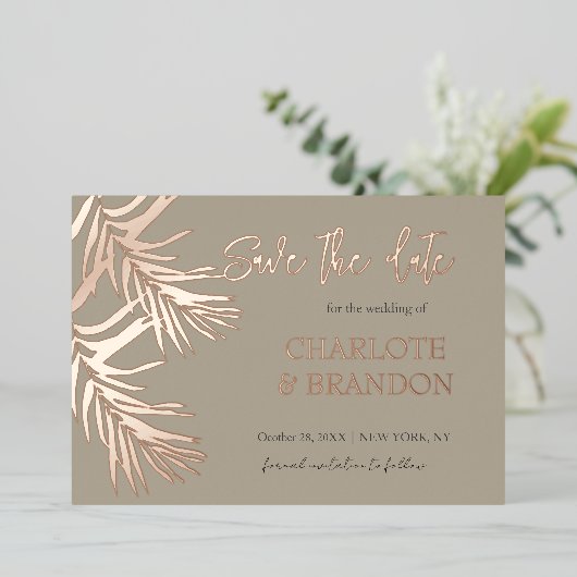 Gold Tropical Palm Leaf Wedding Save the Date Folie Uitnodiging (Staand Voorkant)