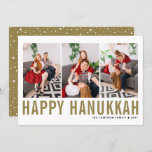 Gold Typografie Foto Collage Happy Hanukkah Feestdagenkaart<br><div class="desc">Happy Hanukkah!  Happy Hanukkah fotocollage platte kaart met gouden eenvoudige typografie en sneeuwpatroon. Personaliseer door drie foto's,  namen,  jaar en andere details toe te voegen. Deze moderne Hanukkah-platte kaart is verkrijgbaar in andere kleuren en in kartonnen dozen.</div>