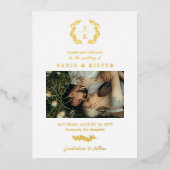 Gold Typografie Laurel Wreatmonogram Foto Folie Uitnodiging (Voorkant)