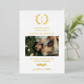 Gold Typografie Laurel Wreatmonogram Foto Folie Uitnodiging (Staand Voorkant)