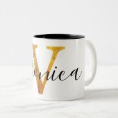Gold 'V' Monogram met persoonlijke naam Tweekleurige Koffiemok (Voorkant rechts)