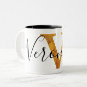 Gold 'V' Monogram met persoonlijke naam Tweekleurige Koffiemok (Voorkant links)