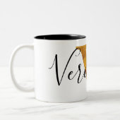 Gold 'V' Monogram met persoonlijke naam Tweekleurige Koffiemok (Links)