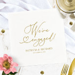 Gold We zijn een Engaged Party Napkins Servet<br><div class="desc">Schattigee kalligrafie verlovingsfeest servetten. Gemakkelijk te personaliseren met uw gegevens. Neem contact met me op via chat als je vragen hebt over het kunstwerk of aanpassing nodig hebt. LET OP: Voor hulp bij bestellingen,  verzending,  productinformatie,  enz.,  Neem rechtstreeks contact op met Zazzle Customer Care.</div>