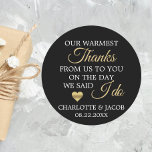 GOLD Wedding Heart Warmste Bedankt | Dank u wel Ronde Sticker<br><div class="desc">Mooie kalligrafie script dank u bruiloft,  huwelijksgeschenk gunst stickers toe te voegen aan uw gasten cadeau gunsten. Faux gouden folie hart met zwarte achtergrond. "Warmste bedankt van ons aan u op de dag dat we zeiden dat ik dat doe". Perfect voor elk lente-,  lente- of zomerthemafeest. Bewerkbare sjabloon labels.</div>