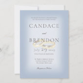 Gold Wedding Rings op Blue Wedding Uitnodiging (Voorkant)