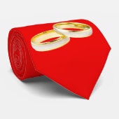Gold Wedding Rings op Red Stropdas (Opgerold)