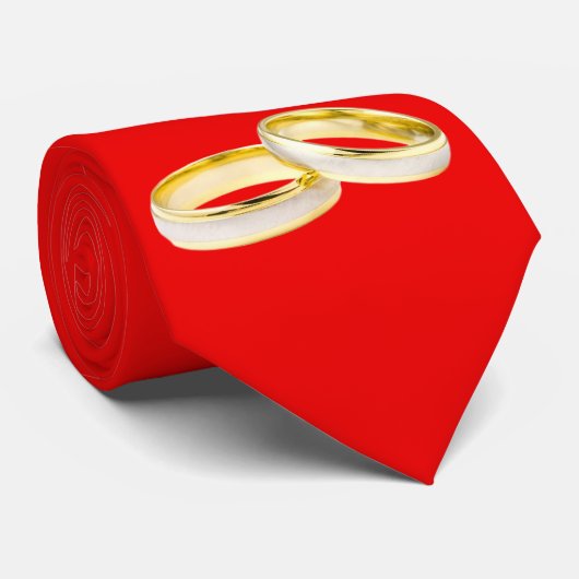 Gold Wedding Rings op Red Stropdas (Opgerold)