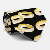 Gold Wedding Rings Pattern op Black Stropdas (Opgerold)