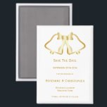 Gold Wedding Save The Date Magneet Bells Ribbon<br><div class="desc">Minimalistische bruiloft opslaan van de datum magneet klokken ontwerp. Pas deze goudkleurige bruiloft aan en sla de datummagneet op met uw trouwgegevens. Mocht u hulp nodig hebben bij het aanpassen, neem dan contact met ons op via de link op deze pagina. Gouden klokken ontwerp gepersonaliseerde bruiloft opslaan van de datum...</div>