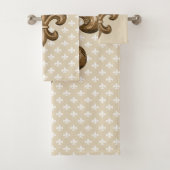 Gold & White French Fleur de Lis Bad Handdoek (Insitu)