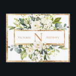 Gold White Monogram Floral Greenery Save the Date Briefkaart<br><div class="desc">Elegant crème en ivoorbloemen omgeven door heerlijke groene groenerie. De voor- en achterkant zijn voorzien van de namen van bruid en bruin en monogram in gouden kleur. De goudmijn eindigt deze schoonheid met elegantie op zijn best. Gewoon mooi. Briefkaart begroting.</div>