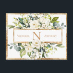 Gold White Monogram Floral Greenery Save the Date Briefkaart<br><div class="desc">Elegant crème en ivoorbloemen omgeven door heerlijke groene groenerie. De voor- en achterkant zijn voorzien van de namen van bruid en bruin en monogram in gouden kleur. De goudmijn eindigt deze schoonheid met elegantie op zijn best. Gewoon mooi. Briefkaart begroting.</div>