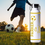 Gold White Soccer Name | Go Team Sports Waterfles<br><div class="desc">Goudkleurige en witte voetbalwedstrijd en jaarontwerp van feestelijke harten Design (alle rechten voorbehouden). Voeg gewoon de naam, het jaar en het midden, de middelbare school of de naam van het intramurale team toe (bv. "Go Wolves", "Go Panthers", "Go Tigers"). Niet ontworpen voor collegiale of professionele sportteams. Origineel ontwerp door Vakantiedagen...</div>