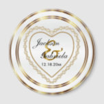 Gold & White Wedding / Jubileum Keepslag Magneet<br><div class="desc">Trouwdag gunst magneet. Een bruiloftsdag aandenken van de bruid en bruidegom of Jubileum paar klaar om te personaliseren. Indien nodig... kunt u alle tekst verwijderen en vers beginnen met uw eigen tekst-, kleur- en lettertypekeuzes met het Zazzle-ontwerpgereedschapsgebied. ✔Let op: niet alle sjablonen hoeven te worden gewijzigd. 📌Als u meer aanpassingen...</div>