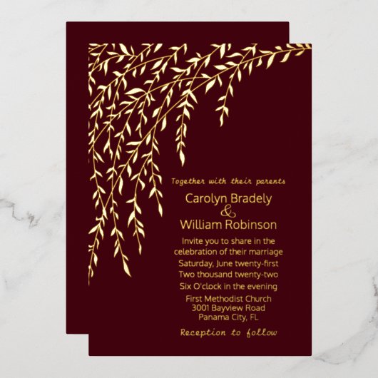 Gold Willows Burgundy Wedding Folie Uitnodiging (Voorkant / Achterkant)