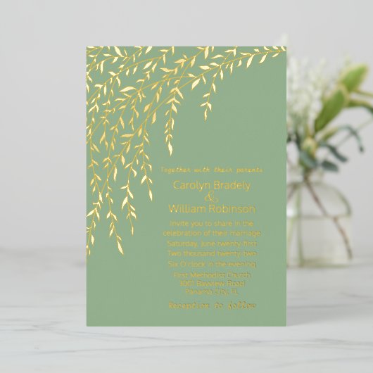 Gold Willows Light Sage Green Wedding Folie Uitnodiging (Staand Voorkant)