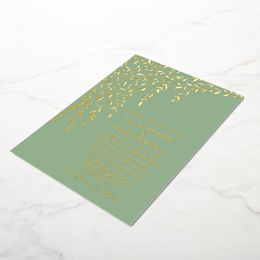 Gold Willows Light Sage Green Wedding Folie Uitnodiging (Gedraaid)