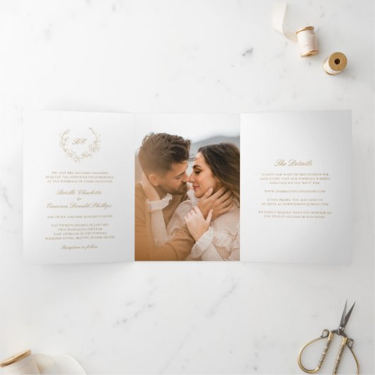 Gold Wreath Monogram Elegante bruiloft Drieluik Uitnodiging (Binnen)