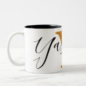 Gold 'Y'-monogram met persoonlijke naam Tweekleurige Koffiemok (Links)