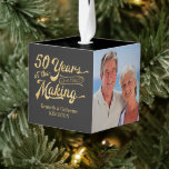 Golden 50th Jubileum Photo Collage Keepslag Decoratie<br><div class="desc">Herdenking van de 50e gouden trouwdag van een stel met dit keepasjevierde ornament met drie foto's en een 50 JAAR in het MAKING-ontwerp op de voorkant die gepersonaliseerd is met hun trouwjaar in het ontwerp en de namen. NOTA: Een zwart en goudthema wordt getoond maar de zwarte achtergrondkleur kan in...</div>