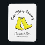 Golden 50th Wedding Jubileum gele laars Magneet<br><div class="desc">Golden Wedding Jubileum geel, goed geïllustreerd geschenk/favoriete magneet. Ideaal voor paren die hun 50ste trouwdag vieren en houden van tuinieren of de buitenlucht. Deze moderne magneet bevat ruimte voor de namen van de man en de vrouw/moeder en vader, en voor de trouwdag van het paar. De gelijke groetings kaarten zijn...</div>