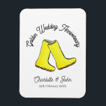 Golden 50th Wedding Jubileum gele laars Magneet<br><div class="desc">Golden Wedding Jubileum geel, goed geïllustreerd geschenk/favoriete magneet. Ideaal voor paren die hun 50ste trouwdag vieren en houden van tuinieren of de buitenlucht. Deze moderne magneet bevat ruimte voor de namen van de man en de vrouw/moeder en vader, en voor de trouwdag van het paar. De gelijke groetings kaarten zijn...</div>