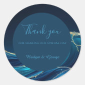 Golden Accented Abstract Ocean Waves bruiloft Ronde Sticker (Voorkant)