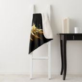 Golden Angel Wings op zwarte achtergrond Sherpa Deken (In situ)