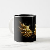 Golden Angel Wings op zwarte achtergrond Tweekleurige Koffiemok (Voorkant links)