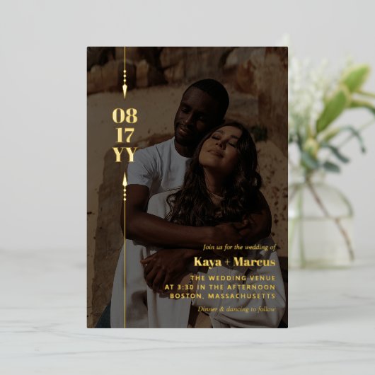 Golden Arrows en Date Photo Weddenschap Gold Folie Uitnodiging (Staand Voorkant)