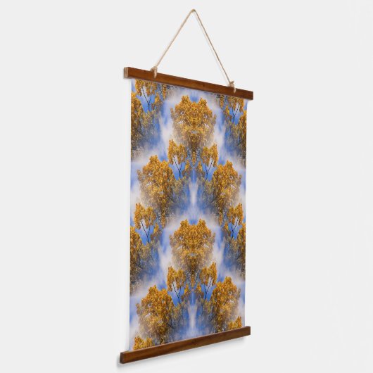 Golden Autumn Leaves Blue Sky Abstract Hangend Wandkleed (Gebogen)