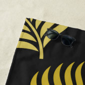 Golden bladeren op zwarte achtergrond strandlaken (In situ)